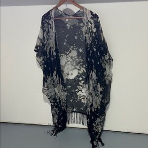 Chic Black and White Floral Women's Kimono Top
